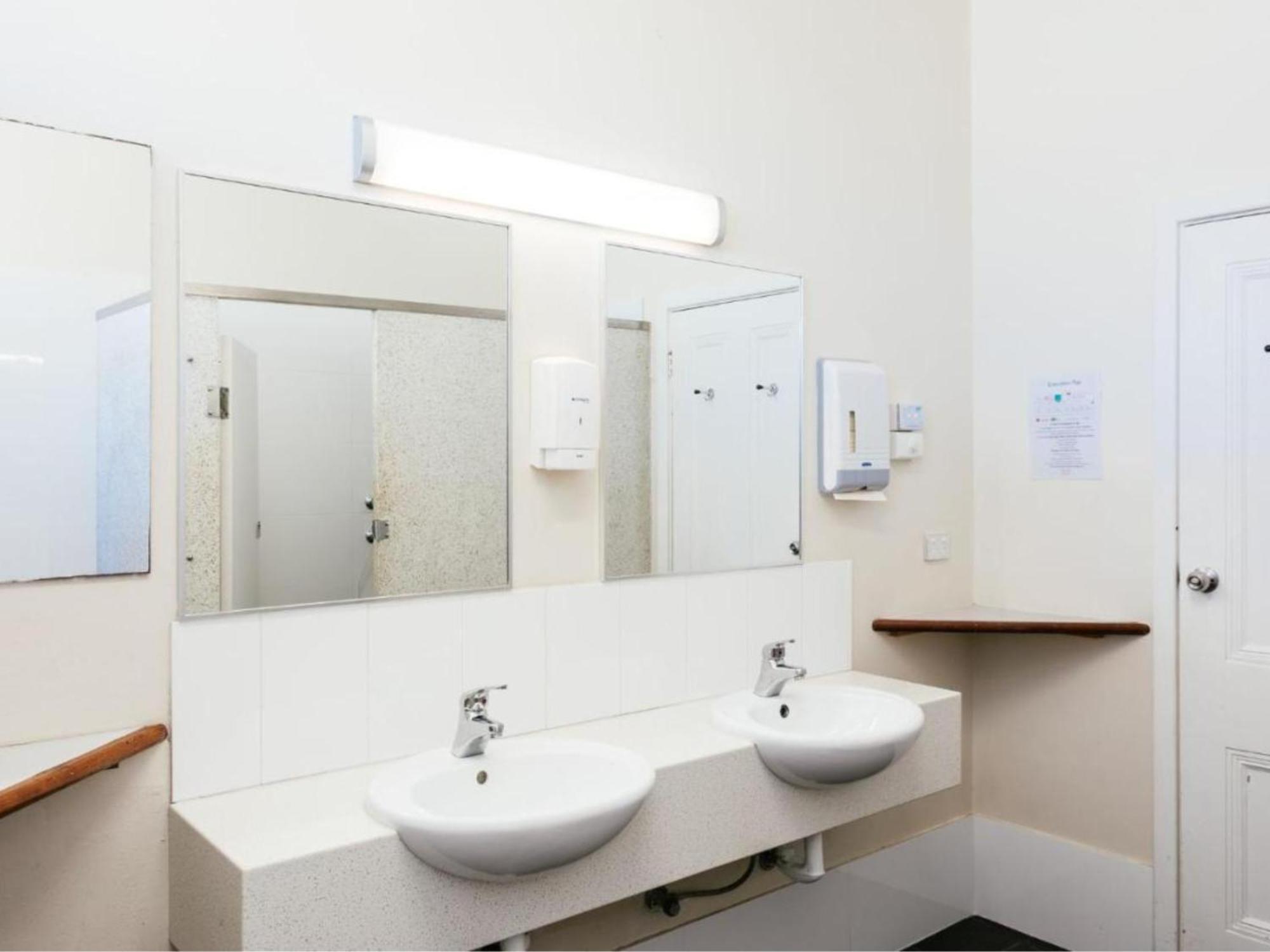 Six Degrees Boutique Hotel Олбани Экстерьер фото