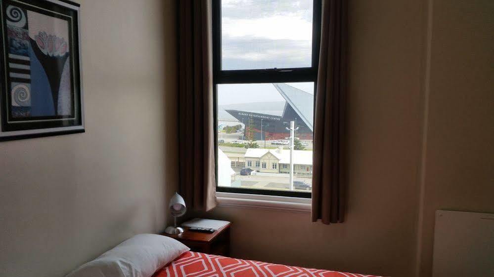 Six Degrees Boutique Hotel Олбани Экстерьер фото